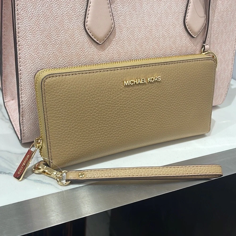 MICHAEL KORS LARGE TRAVEL CONTINENTAL WRISTLET WALLET PHONEHOLDER CAMEL